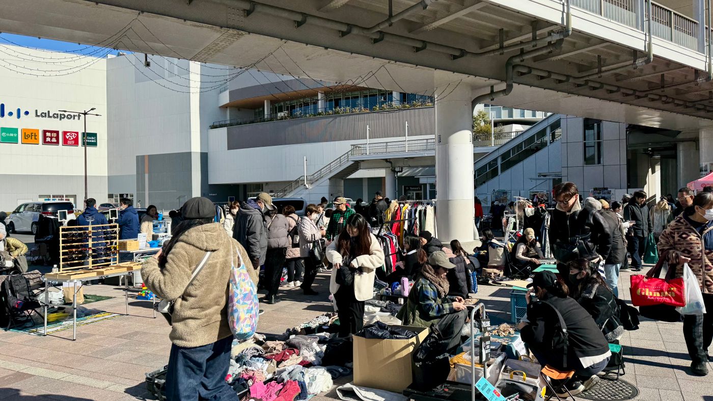 海老名駅西口中心広場(ららぽーと海老名前)フリーマーケット