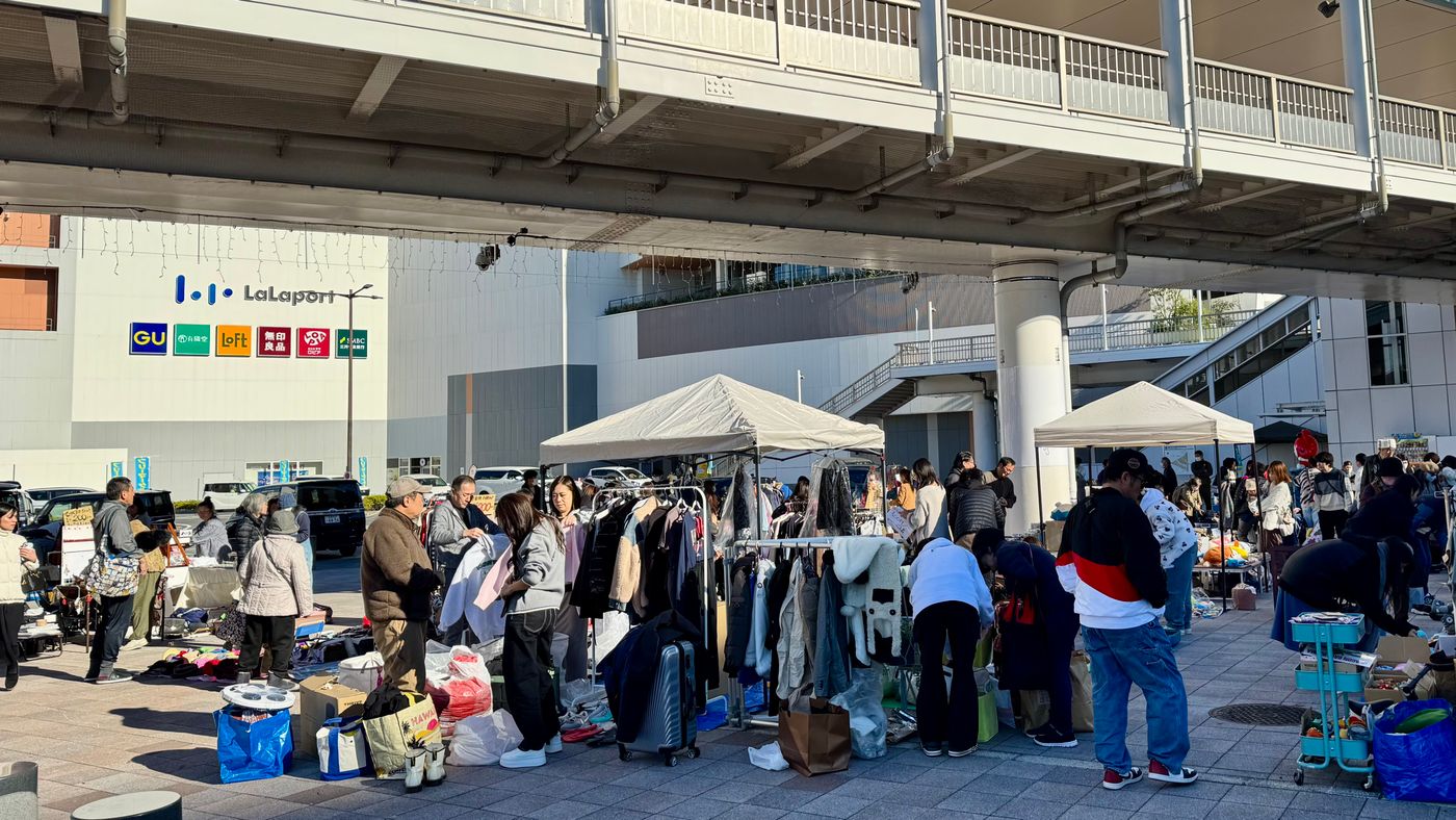海老名駅西口中心広場(ららぽーと海老名前)フリーマーケット