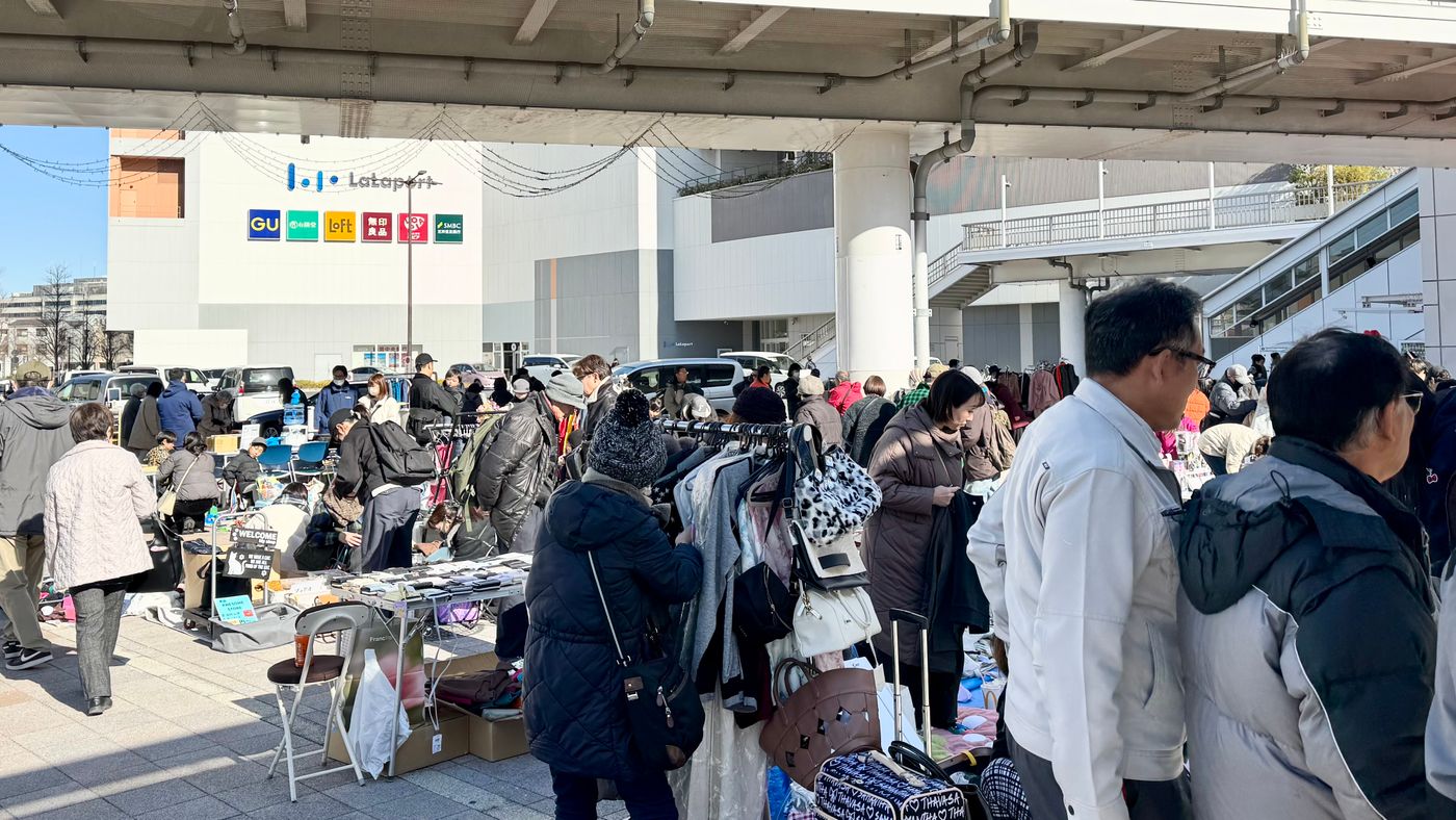 海老名駅西口中心広場(ららぽーと海老名前)フリーマーケット